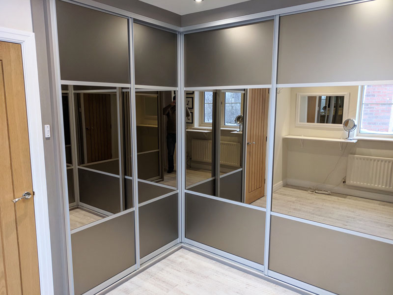 Fitted sliding wardrobe with mirrored doors