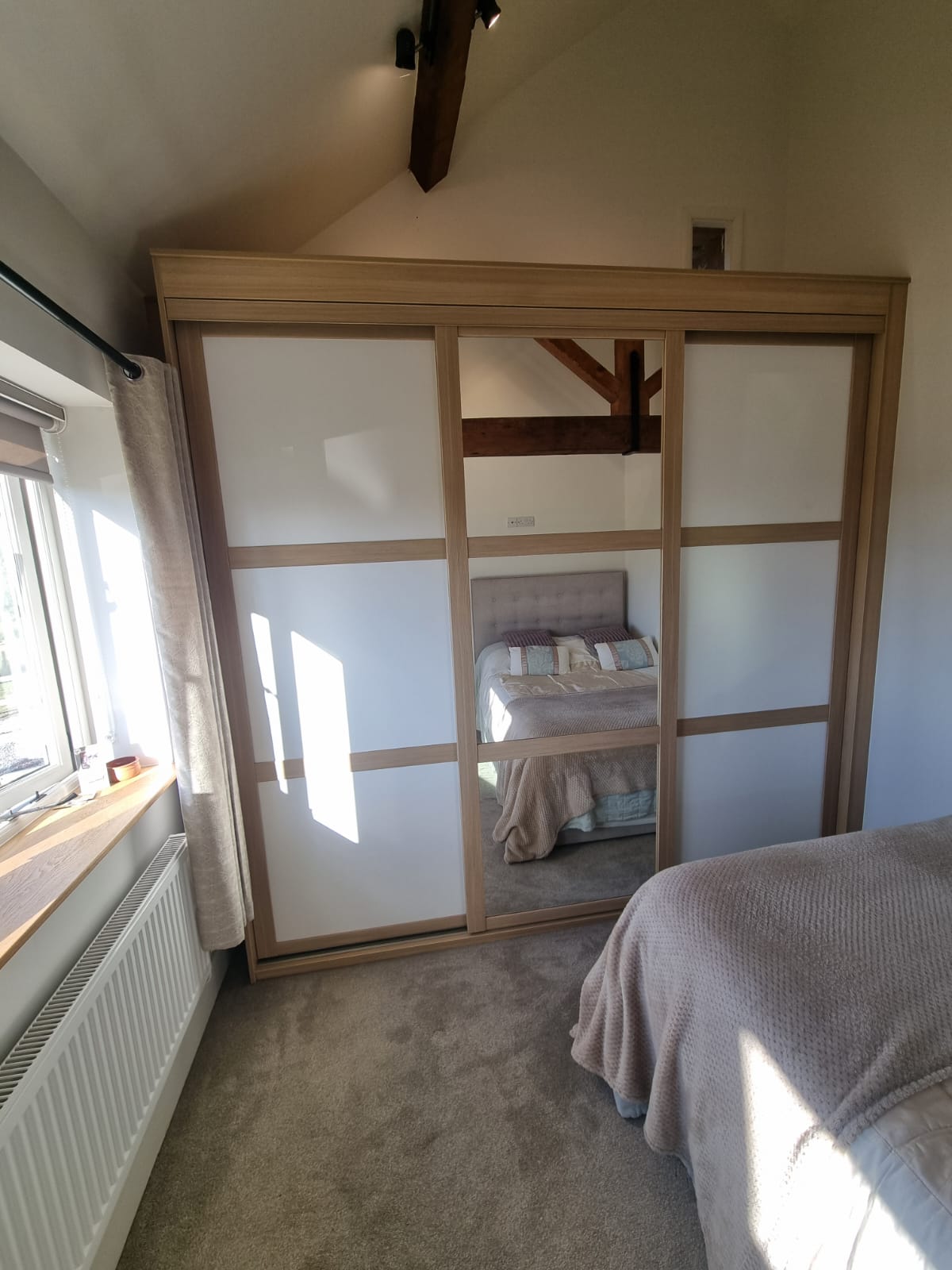 Shaker three-door wardrobe in Sorano Oak with mirror and pure white glass