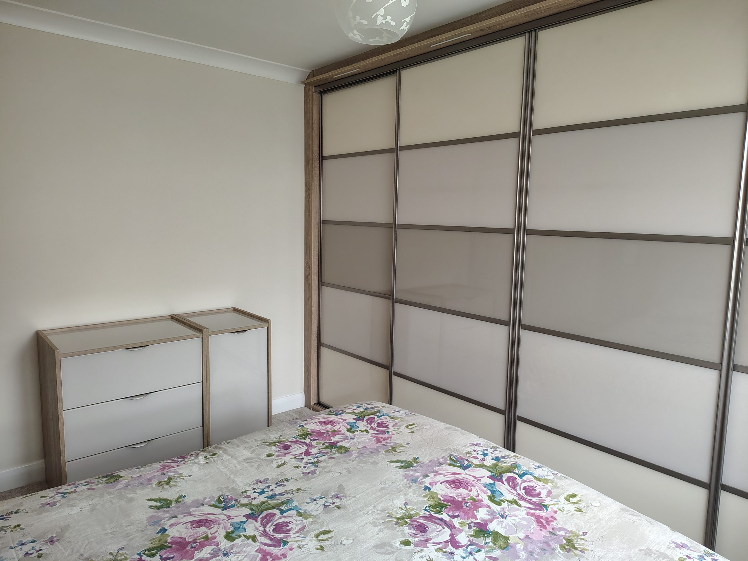 Four-split sliding wardrobe with pearl and cashmere glass and pelmet lighting