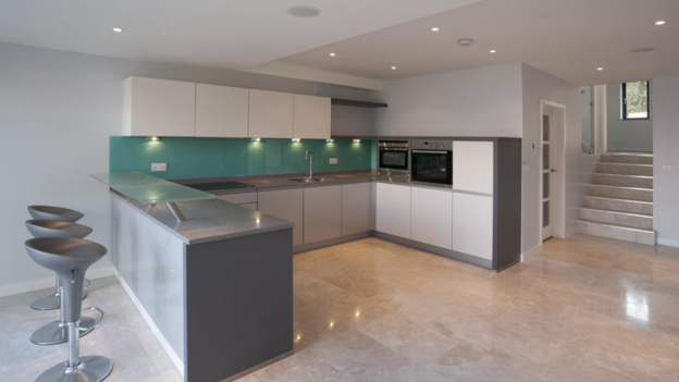 Kitchen Glass Splashback vs Tile